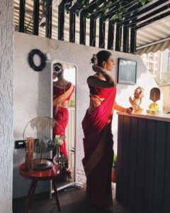Erica Fernandes Instagram - Pyaari in sari 🤭😂 Saree @summerbypriyankagupta Choker @kaurwakijewels Blouse @amor_baile_animales mom gave me yours 😂 and surprisingly I fit into it perfectly