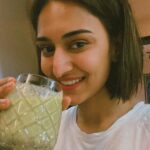 Erica Fernandes Instagram - Day 2 ✌️ Started again with warm green tea 2. Breakfast -Banana spinach smoothie 3. Detox green juice 4. Lunch -Roasted pumpkin soup and mango moong salad 5. Detox carrot juice 6. Evening time -Banana spinach smoothie 7. Dinner - roasted pumpkin soup and this time just moong salad For whenever I feel hungry in between I have a fruit For the food and juice recipes follow @iamalwayshungeri 😃👍 #detoxwithme #flushitout #detox