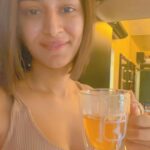 Erica Fernandes Instagram - My Detox day flow I start my day with a warm cup of green tea with a squirt of lemon 🍋 Then on a cleansed stomach, I have a smoothie blend of banana/mango, spinach, Greek yoghurt, flax and pumpkin seed ( add jaggery if necessary ) P.s If using mangoes pls soak them in water for a couple for hours to settle the heat from the fruit. Then refrigerate it and use it. #detoxroutine #summerdetox #mydetoxroutine #detoxwithme