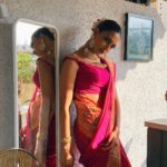 Erica Fernandes Instagram - Pyaari in sari 🤭😂 Saree @summerbypriyankagupta Choker @kaurwakijewels Blouse @amor_baile_animales mom gave me yours 😂 and surprisingly I fit into it perfectly