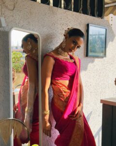 Erica Fernandes Instagram - Pyaari in sari 🤭😂 Saree @summerbypriyankagupta Choker @kaurwakijewels Blouse @amor_baile_animales mom gave me yours 😂 and surprisingly I fit into it perfectly