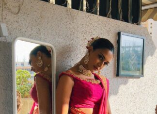 Erica Fernandes Instagram - Pyaari in sari 🤭😂 Saree @summerbypriyankagupta Choker @kaurwakijewels Blouse @amor_baile_animales mom gave me yours 😂 and surprisingly I fit into it perfectly