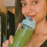 Erica Fernandes Instagram - Day 2 ✌️ Started again with warm green tea 2. Breakfast -Banana spinach smoothie 3. Detox green juice 4. Lunch -Roasted pumpkin soup and mango moong salad 5. Detox carrot juice 6. Evening time -Banana spinach smoothie 7. Dinner - roasted pumpkin soup and this time just moong salad For whenever I feel hungry in between I have a fruit For the food and juice recipes follow @iamalwayshungeri 😃👍 #detoxwithme #flushitout #detox