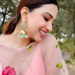 Eshanya Maheshwari Instagram - main to saj gayi re par apne liye 😉✨ Wearing @aachho #oldsongs #retro #Esshanyamaheshwari #esshanya #desigirl