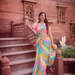 Eshanya Maheshwari Instagram - Kitni haseen zindagi hai yeh Hoton pe jaise kahani hai… 🦄✨💖 Wearing @aachho 💖 #esshanyamaheshwari #esshanya #saree #sareelove #colorful #fashion The Marugarh Resorts & SPA Jodhpur