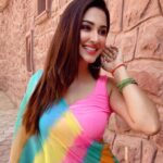Eshanya Maheshwari Instagram - Kitni haseen zindagi hai yeh Hoton pe jaise kahani hai… 🦄✨💖 Wearing @aachho 💖 #esshanyamaheshwari #esshanya #saree #sareelove #colorful #fashion The Marugarh Resorts & SPA Jodhpur