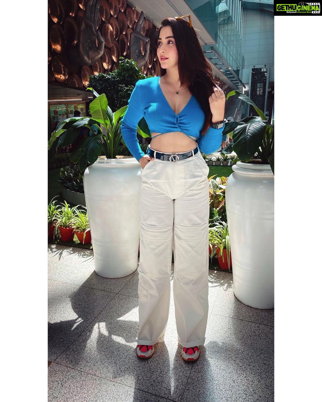 Eshanya Maheshwari Instagram - She is about that pepper, that blue cheese 💙 Thanks to my dearest @bhavikamaheshwari10 for such great pictures ❤️ #airportlook #ootd #travelfashion #esshanyamaheshwari #esshanya Delhi, India