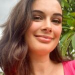 Evelyn Sharma Instagram - LIVE Garden Tour 👩🏻‍🌾💚 for those who missed it, watch it here! And leave me a COMMENT with your favourite pink flower plants! 💖🌺🌸 #gardentour #iglive #gardening #loveforplants #pinkflowers #evelynsharma