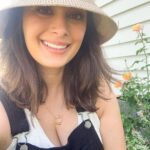 Evelyn Sharma Instagram - Hiii with the changing season it’s time for a new LIVE #GardenTour! 👩🏻‍🌾 Who’ll join me tomorrow for a #livechat on Instagram? 🙋🏻‍♀️💚😍 #gardening #plantlove #changingseasons #evelynsharma