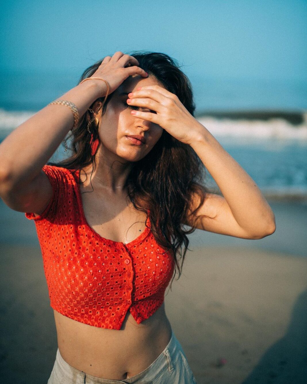 Fatima Sana Shaikh Instagram - Photographer & creative director @bharat_rawail Stylist: @lakshetamodgil Hair: @hairstylist_jennny Makeup: @tulsi5solanki Hat: @myaraaindia , @elevate_promotions