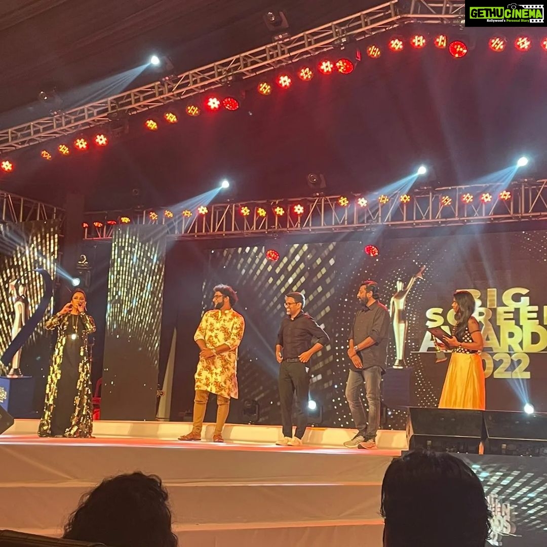 Haricharan Instagram - Last night at #BigScreenAwards I was awarded the Best Singer Male for 2020 By @directorsiddique sir. for the Song #Mullapoove in dear @alphonsofficial chetan's Music and Lyrics by Santhosh Verma. So nice to meet @anoop.sathyan & my Fav #ShahabazAman chetan and all my friends and stars of Malayalam Cinema. #varaneavashyamund Thrissur