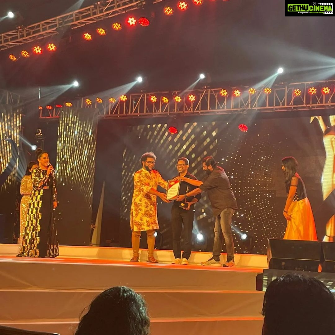 Haricharan Instagram - Last night at #BigScreenAwards I was awarded the Best Singer Male for 2020 By @directorsiddique sir. for the Song #Mullapoove in dear @alphonsofficial chetan's Music and Lyrics by Santhosh Verma. So nice to meet @anoop.sathyan & my Fav #ShahabazAman chetan and all my friends and stars of Malayalam Cinema. #varaneavashyamund Thrissur