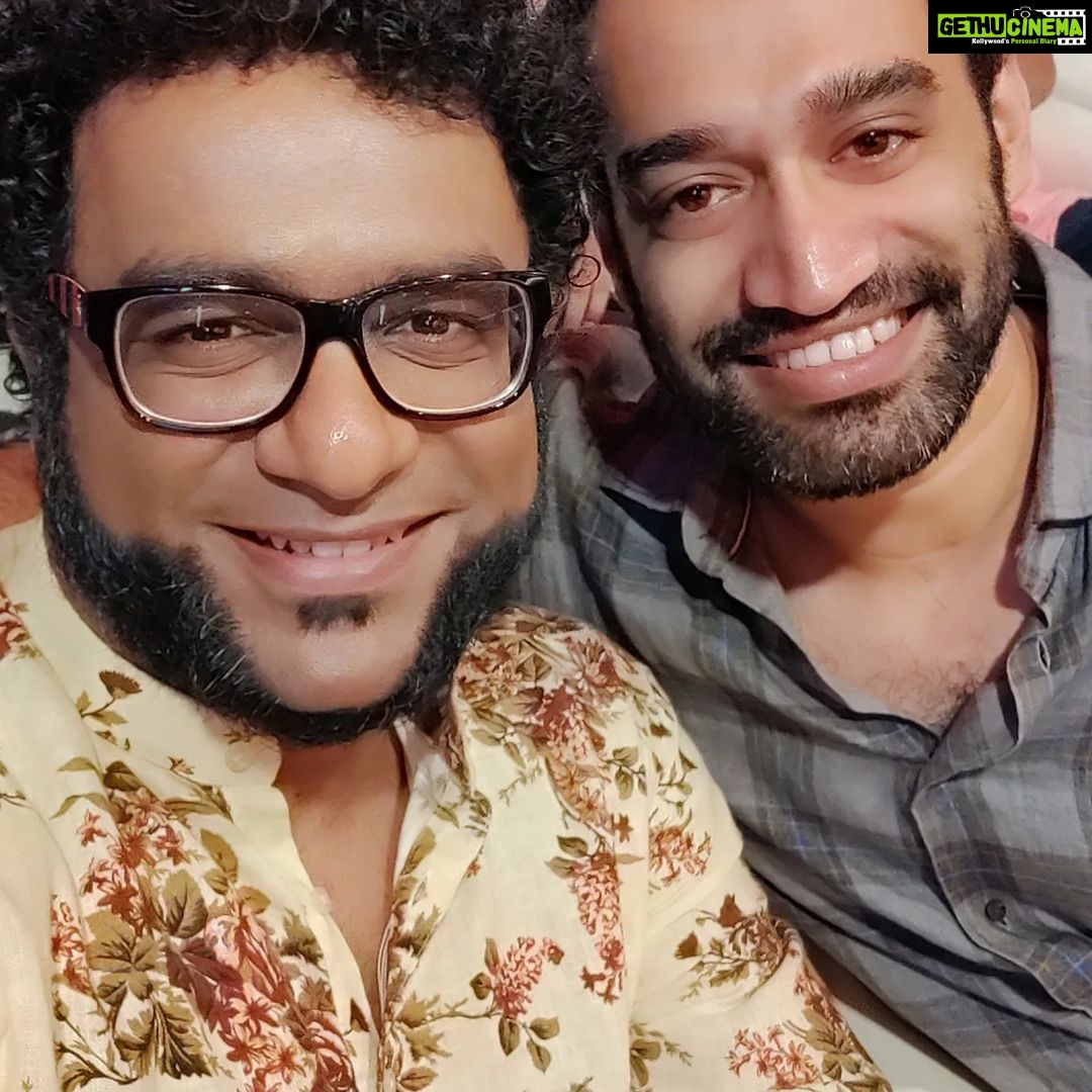 Haricharan Instagram - Last night at #BigScreenAwards I was awarded the Best Singer Male for 2020 By @directorsiddique sir. for the Song #Mullapoove in dear @alphonsofficial chetan's Music and Lyrics by Santhosh Verma. So nice to meet @anoop.sathyan & my Fav #ShahabazAman chetan and all my friends and stars of Malayalam Cinema. #varaneavashyamund Thrissur