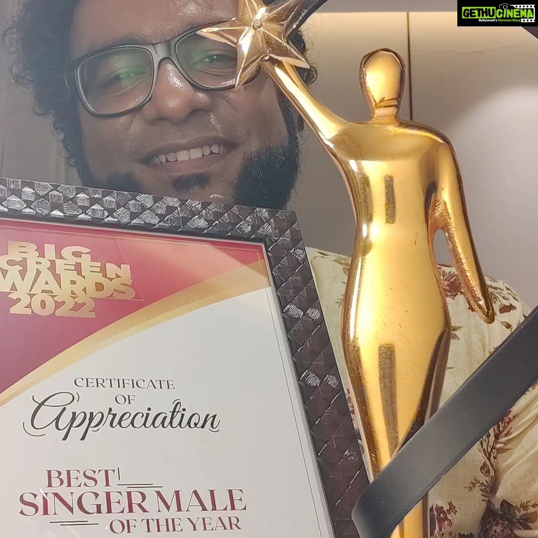 Haricharan Instagram - Last night at #BigScreenAwards I was awarded the Best Singer Male for 2020 By @directorsiddique sir. for the Song #Mullapoove in dear @alphonsofficial chetan's Music and Lyrics by Santhosh Verma. So nice to meet @anoop.sathyan & my Fav #ShahabazAman chetan and all my friends and stars of Malayalam Cinema. #varaneavashyamund Thrissur