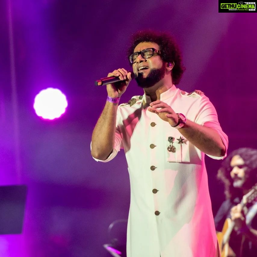 Haricharan Instagram - #thulithulimazhaiyai☔️ or #chiruchiru is Indeed a Pivotal Song amongst the many which I have recorded in Movies. And I did perform it at the @itsyuvan concert at @expo2020dubai Recently with the Amazing @thetanvishah with an amazing Band Lead by @aalaapraju . Tanvi was gracious enough to accept to do a Swirl with me 🤪🤪 and we had just 4 bars of music to do that. Quite a Dare. ☺️ All gratitude to U1 and #namuthukumar sir for giving me this beautiful tune. #yuvan #yuvanism #haricharan #btos #paiyya Pics Captured Beautifully by @stuwilliamsonphotography Jubilee Park Expo 2020