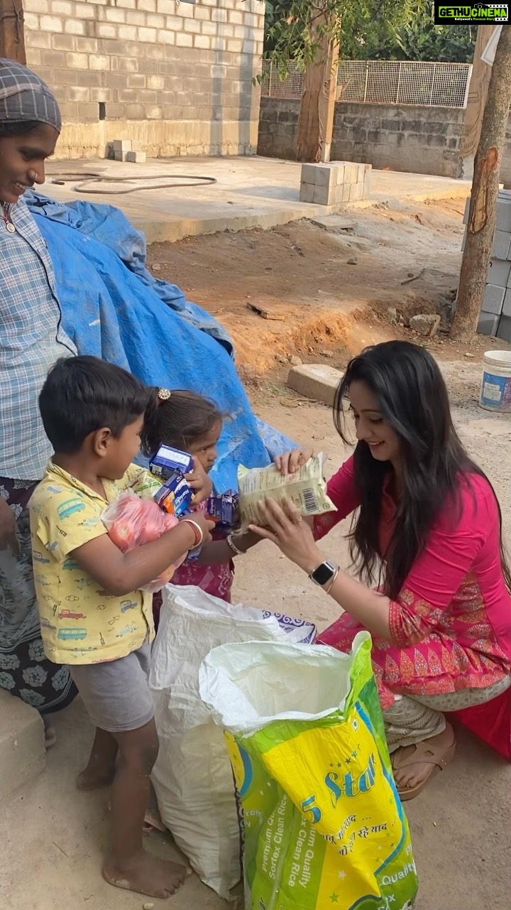 Harshika Poonacha Instagram - At @bhuvanamfoundation , We believe in the Religion of LOVE and KINDNESS ♥️♥️♥️ . . . . . PS : The only intention to share this video is to inspire more people to give and give whatever you can . You don’t need Big money to help people,But you need a BIG HEART ♥️ Karnataka