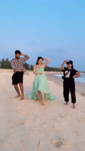 Harshika Poonacha Instagram - It was a fantastic shoot schedule in Mangalore , Had fun, Got burnt in the sun, danced, laughed and now flying back to Namma Bengaluru ♥️♥️♥️ Thankyou for the love #mangalore 💕 I always love coming here and people here are lovely 🥰 Had to do the #halamathihabibo #trend with my fun duo 🤗 #trendingreels Video credits @ashok_ada_official_