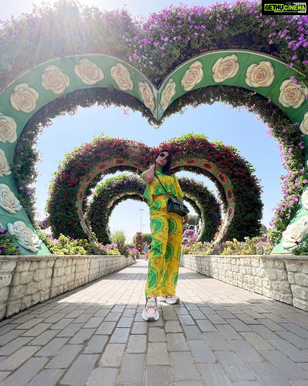 Hina Khan Instagram - My first at Miracle Garden Dubai.. My Daddy loved this place, so had to b here.. #dubaicity