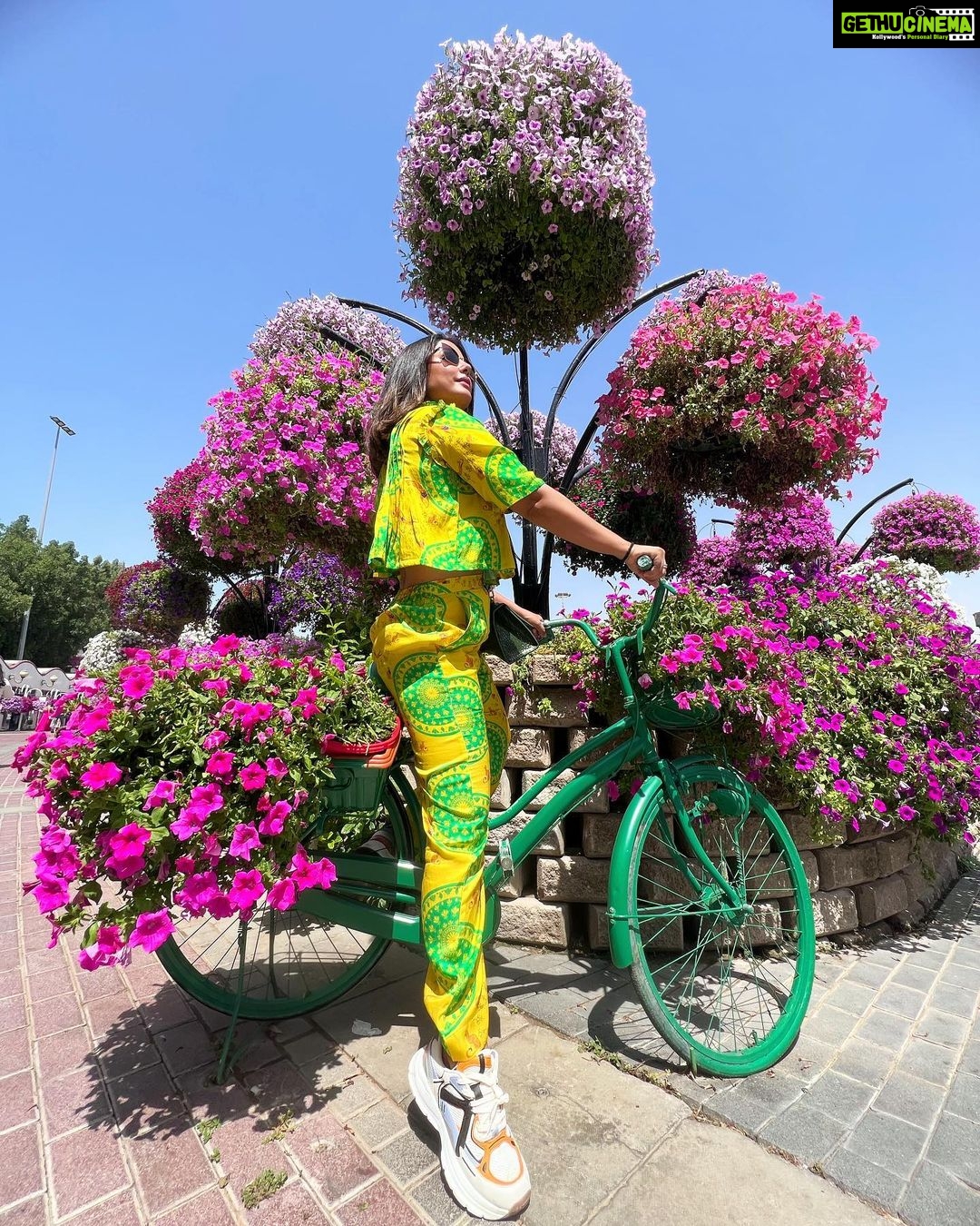 Hina Khan Instagram - My first at Miracle Garden Dubai.. My Daddy loved this place, so had to b here.. #dubaicity