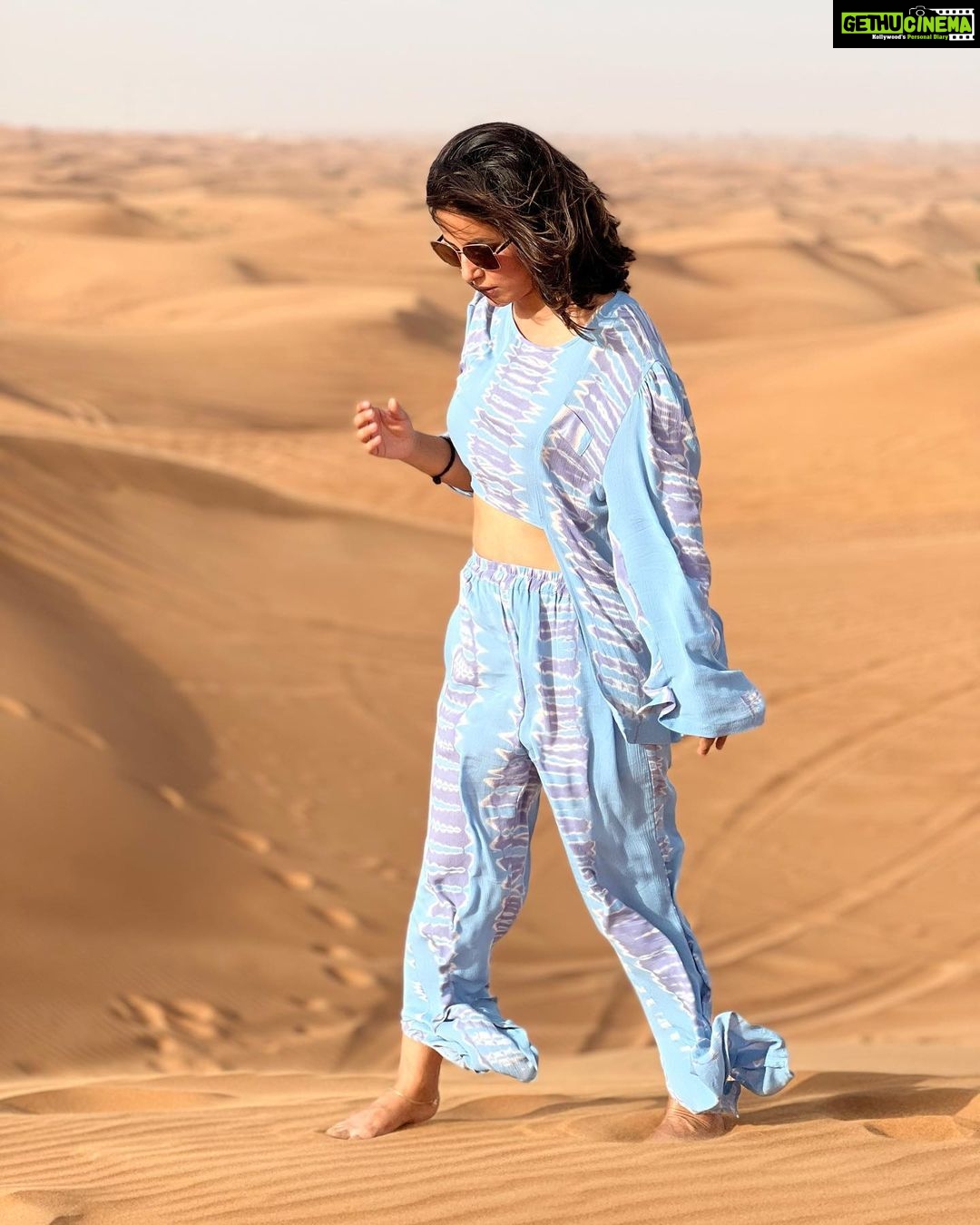 Hina Khan Instagram - Planting my feet firmly into these breathtakingly gorgeous eternity of Dunes.. #wanderlust #desertdust #dunebashing #whataday #memoriesforlife #desertsafari