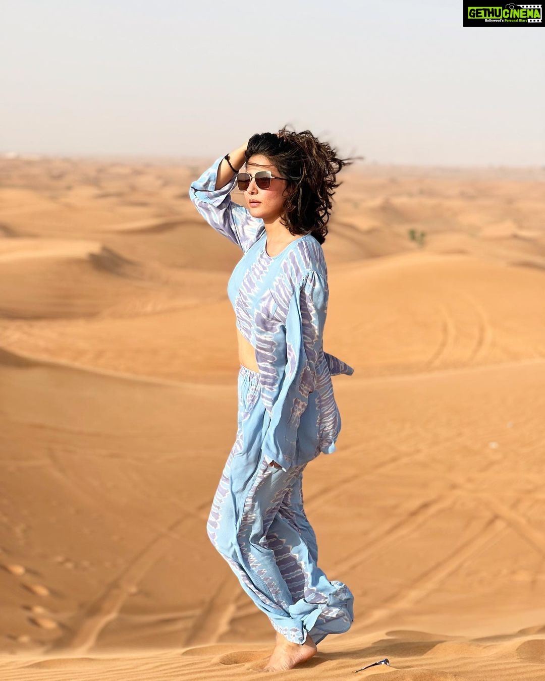 Hina Khan Instagram - Planting my feet firmly into these breathtakingly gorgeous eternity of Dunes.. #wanderlust #desertdust #dunebashing #whataday #memoriesforlife #desertsafari