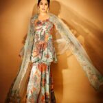 Hina Khan Instagram - Cherish the way you sparkle ✨ . Outfit @aisharaoofficial @perniaspopupshop Jewels @renuoberoiluxuryjewellery HMU @houseofankita