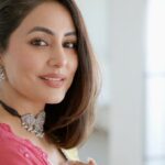 Hina Khan Instagram - Creating that natural glow with Lumi cream, right in time for the wedding season ✨ Found myself the perfect moisturizer with a hint of highlighter, enriched with Korean Pink Pearl extract and Niacinamide. How do you like my LUMInous look? 😍 @lakmeindia #GetLITWithLumi #Ad