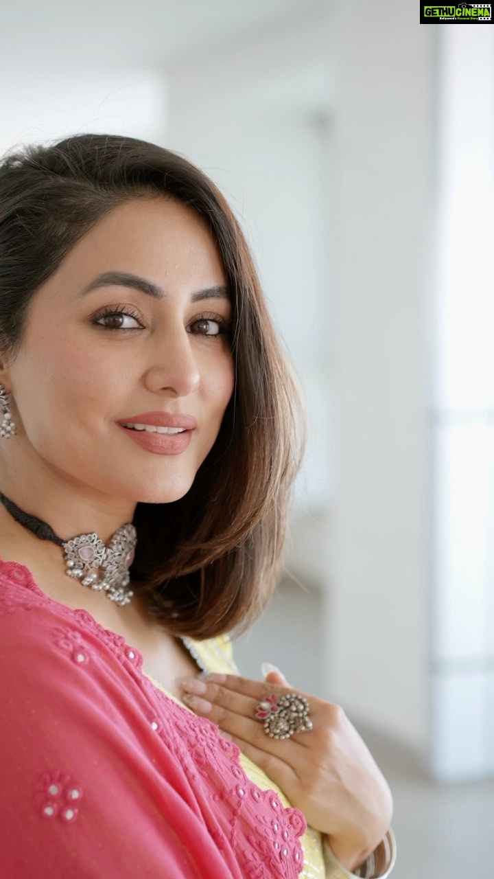 Hina Khan Instagram - Creating that natural glow with Lumi cream, right in time for the wedding season β¨ Found myself the perfect moisturizer with a hint of highlighter, enriched with Korean Pink Pearl extract and Niacinamide. How do you like my LUMInous look? π @lakmeindia #GetLITWithLumi #Ad