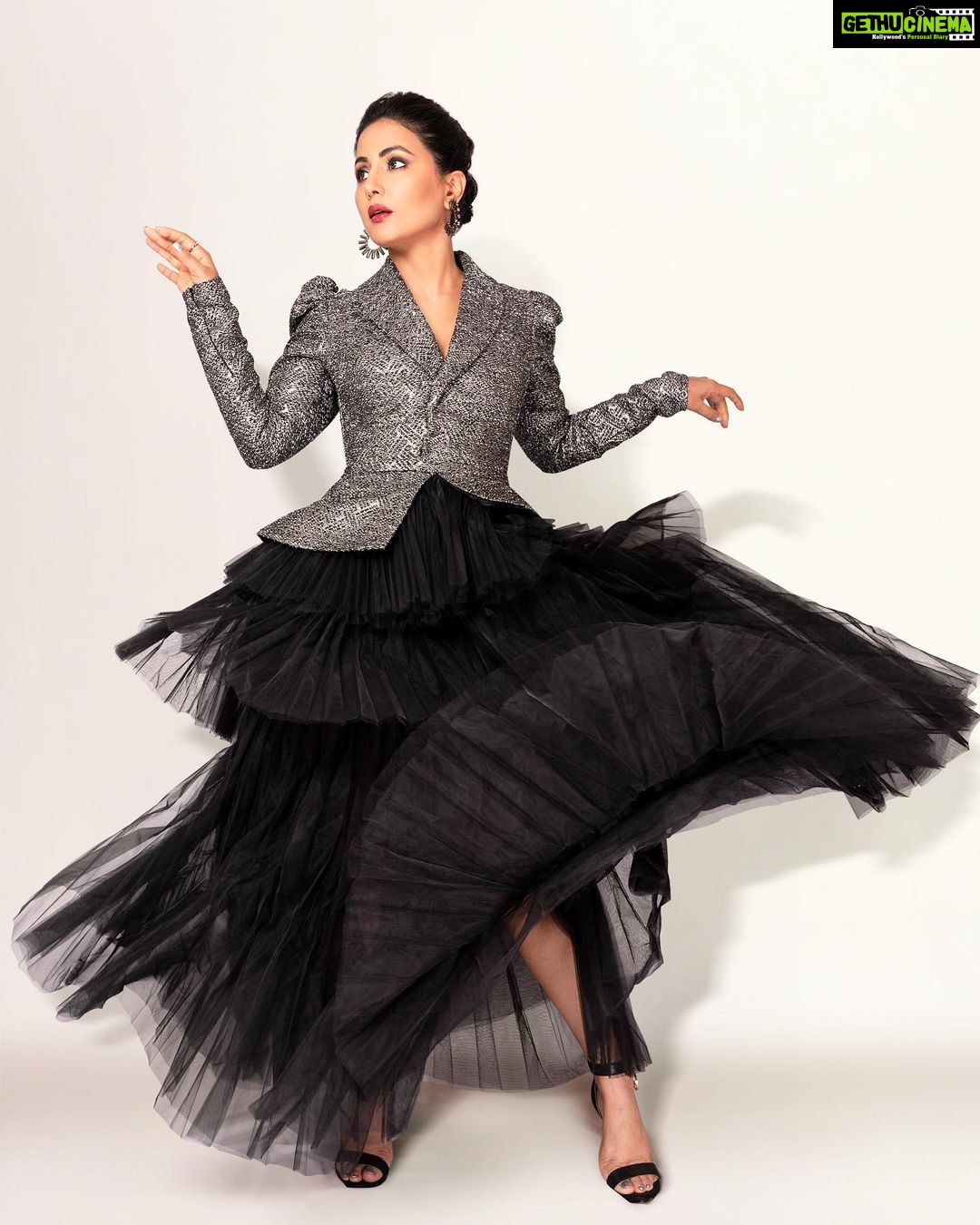 Hina Khan Instagram - You said you liked storms, so I let u in..Turns out you can handle only a little rain and i am a HURRICANE 🌀 Outfit @fouadsarkisofficial MUAH @sachinmakeupartist1 @saba_hair_makeupartist Jewels @curiocottagejewelry @aurnument 📸 @ashish_ojha_photography
