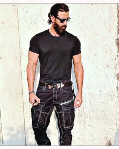 Hrithik Roshan Instagram - Channeling the inner Vedha 🤔