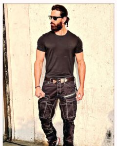 Hrithik Roshan Instagram - Channeling the inner Vedha 🤔