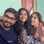 Huma Qureshi Instagram - Happy Faces on set .. Thank you for the love you all gave to #Tarla #firstlook With my director @pglens and producer ji @ashwinyiyertiwari Missing you @niteshtiwari22 sir #love #gratitude #abundance … PS - I’m NOT in my Tarla look ;-)