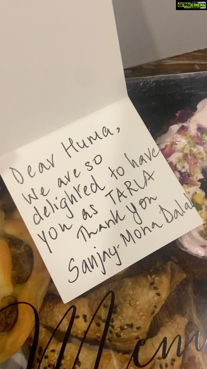 Huma Qureshi Instagram - Not a day goes by that I don’t feel the enormous amount of gratitude and responsibility that comes along portraying a Food Legend like Tarla Dalal ji … thank you to her loving family - Sanjay and Mona Dalal for this HUGE package of goodies waiting for me when I got home … I pray that my portrayal will do justice to Tarla maam’s incredible personal journey and how she shattered the glass ceiling … We are shooting (and cooking ) it up Tarla style ❤️🔥🎉🙏🏻😍🌸 (btw I’m hating being on this diet right now ) #SanjayDalal #MonaDalal @pglens @ashwinyiyertiwari @niteshtiwari22 @ronnie.screwvala @rsvpmovies @earthskynotes