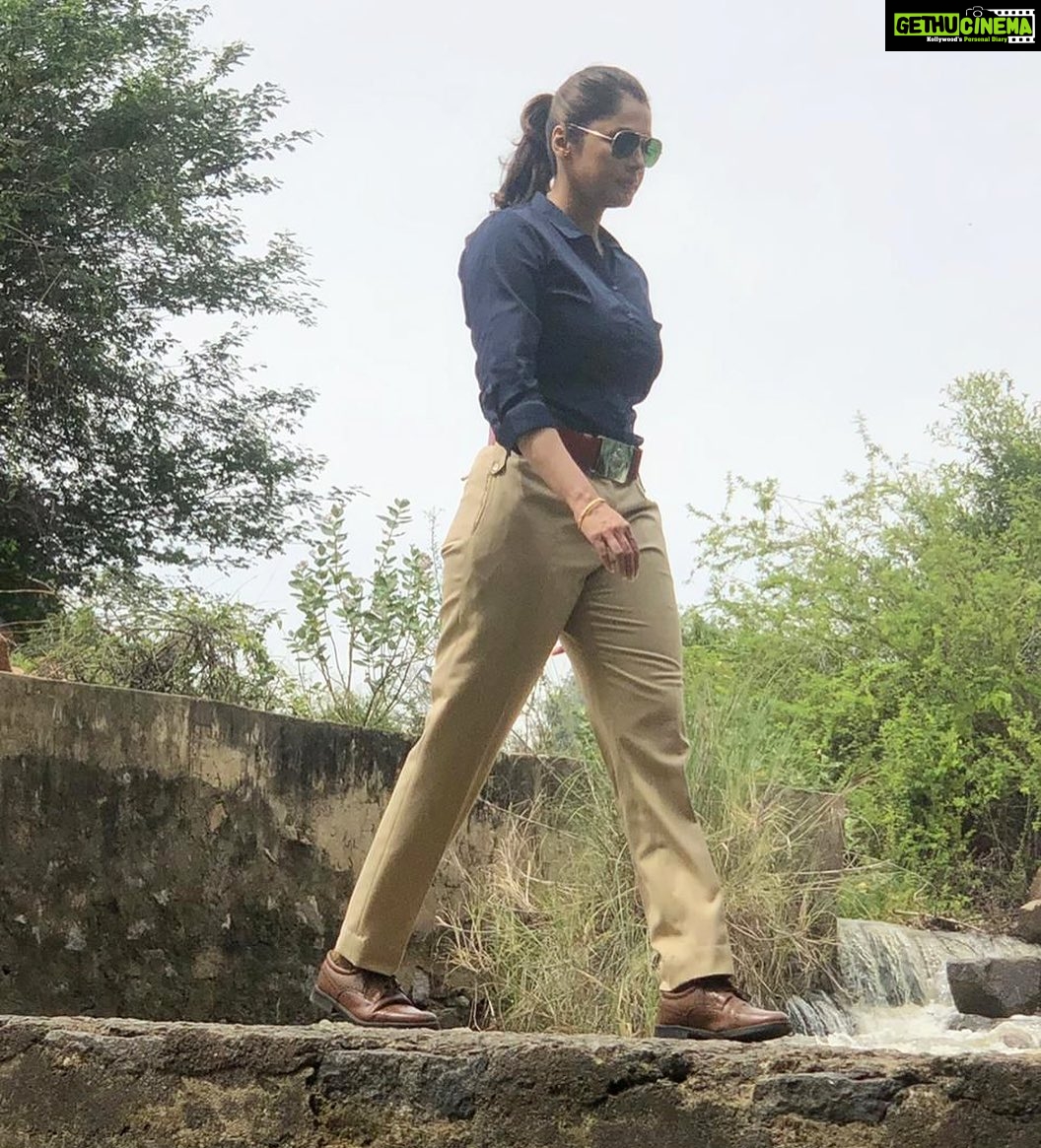 Isha Koppikar Instagram - Our morning walk is a trail through the mountains. Kids had such a great time walking in nature, away from the screen. Simple things which can only be experienced outside the city 🌲 #nature #morningwalk #trail #trailing #climbing #walking #naturelover