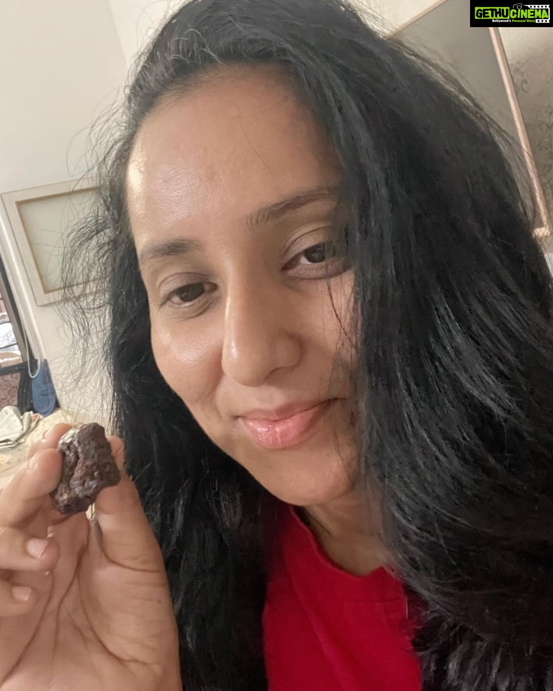Ishika Singh Instagram - When you're downie, eat a brownie. Make homemade brownies, or just buy a brownie mix from the store and save yourself the hassle – they’ll taste great anyway. These irresistible ones are from @theobromapatisserie #brownielovers #brownies #brownielove #brownielove #browniebites #browniesnutella #loveforbrownies #cantlivewithout #cantlivewithoutthem #brownlove #sweetheart #lovetoeat #bakinglove #bakingclass #bakersdelight