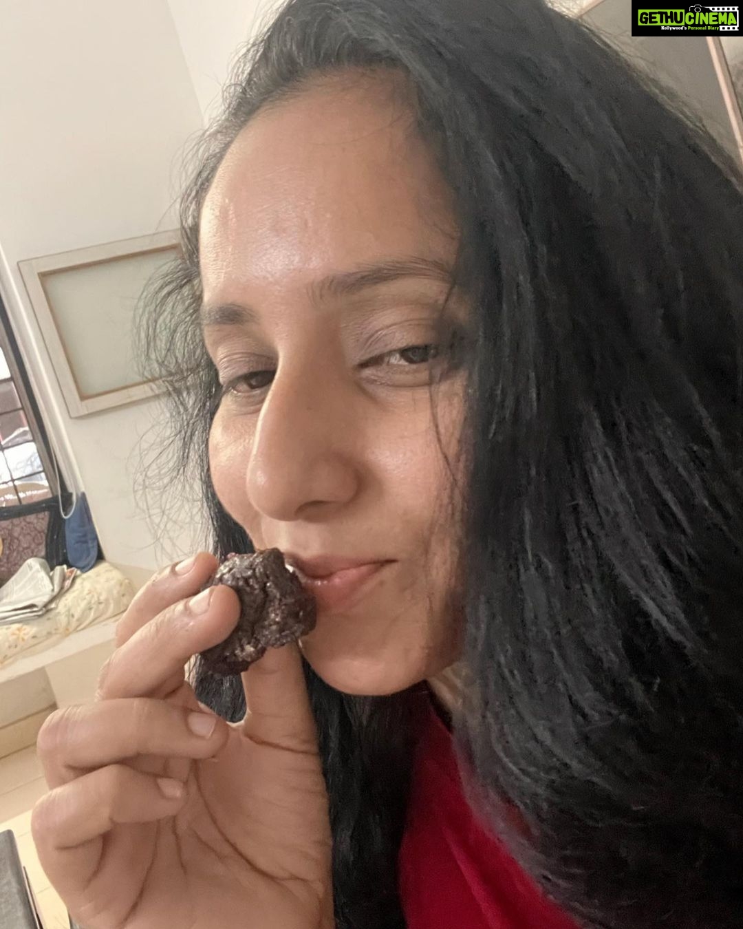 Ishika Singh Instagram - When you're downie, eat a brownie. Make homemade brownies, or just buy a brownie mix from the store and save yourself the hassle – they’ll taste great anyway. These irresistible ones are from @theobromapatisserie #brownielovers #brownies #brownielove #brownielove #browniebites #browniesnutella #loveforbrownies #cantlivewithout #cantlivewithoutthem #brownlove #sweetheart #lovetoeat #bakinglove #bakingclass #bakersdelight