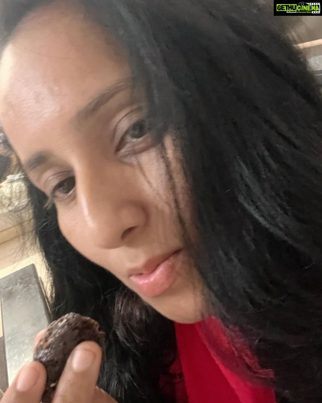 Ishika Singh Instagram - When you're downie, eat a brownie. Make homemade brownies, or just buy a brownie mix from the store and save yourself the hassle – they’ll taste great anyway. These irresistible ones are from @theobromapatisserie #brownielovers #brownies #brownielove #brownielove #browniebites #browniesnutella #loveforbrownies #cantlivewithout #cantlivewithoutthem #brownlove #sweetheart #lovetoeat #bakinglove #bakingclass #bakersdelight