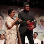 Jackie Shroff Instagram – Reposted from @ayeshashroff Recipient of the Deenanath Mangeshkar Award🙏🏻🙏🏻🙏🏻🙏🏻❤️ @apnabhidu Thank you for this honour🙏🏻🙏🏻🌸@asha.bhosle