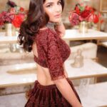 Jasmin Bhasin Instagram - Jasminbhasin x Monga Super Excited to share a sneak peak from photoshoot in London with The amazing team Bridal outfits: @mongasuk Jewellery @thejewellerytrunk_ Hair & make-up @pkblondon_official Photography @mohsinaliphotography Creative direction & styling @anishavasanicreates Venue @madhusofficial Video @b.v_media