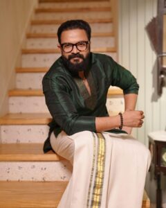 Jayasurya Instagram - Happy Vishu All....💛 @sarithajayasurya @sarithajayasurya_designstudio @emmanuelcharlyphotography @sijanmakeupartist @nostalgiaevents.in