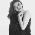Kajal Aggarwal Instagram - Noir et Blanc 🖤🤍 @arokaofficial @radhikaagarwalstudio @melissashoesindia @aishwaryaa.nayak @ritikasachdevaa @saumyathakur @thatclichechic @xrishikax @piyupalkar @khan_do_makeup