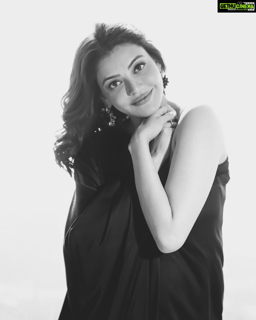 Kajal Aggarwal Instagram - Noir et Blanc 🖤🤍 @arokaofficial @radhikaagarwalstudio @melissashoesindia @aishwaryaa.nayak @ritikasachdevaa @saumyathakur @thatclichechic @xrishikax @piyupalkar @khan_do_makeup