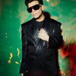 Karan Johar Instagram - Bling Is King! Disco ball alert! #aboutlastnight In @manishmalhotra05 @manishmalhotraworld styled by @ekalakhani Hair @darshanyewalekar makeup @paresh_kalgutkar 📷 @thehouseofpixels Managed by @len5bm