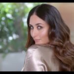 Kareena Kapoor Instagram - 📢 ... And the secret is OUT! 📢 Say hello to @stbotanica.india's #MoroccanArgan range - the ultimate #hairexpert that helps me achieve #glamoroushair every single time! So shop now and get ready to flaunt your shiny, strong, and luscious locks every day! ✨️💁🏻‍♀️🥰 #StBotanicaGlamHair