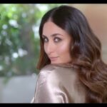 Kareena Kapoor Instagram – 📢 … And the secret is OUT! 📢

Say hello to @stbotanica.india’s #MoroccanArgan range – the ultimate #hairexpert that helps me achieve #glamoroushair every single time! So shop now and get ready to flaunt your shiny, strong, and luscious locks every day! ✨️💁🏻‍♀️🥰

#StBotanicaGlamHair