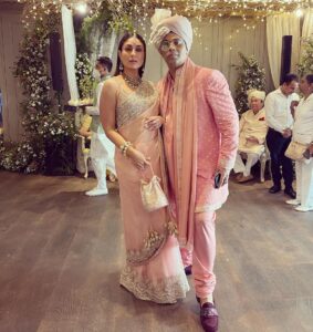 Kareena Kapoor Instagram - Kaun hai yeh jisne  doobara  mudke humein nahin dekha?
@karanjohar
