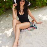 Katrina Kaif Instagram - 🖤 🏝 👒