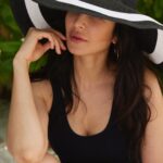 Katrina Kaif Instagram - 🖤 🏝 👒