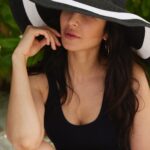 Katrina Kaif Instagram – 🖤 🏝 👒