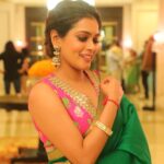 Keerthi shanthanu Instagram – 💫💖🌿
A saree never tells u to fit in,it makes u stand out !
Mix matched✨
Beautiful blouse from @weaveinindia 💖
Jewellery : @jcsjewelcreations ✨